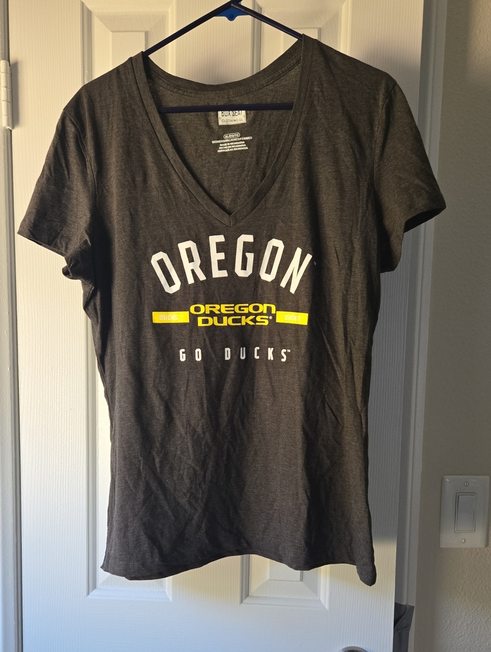 Oregon Ducks Women's Gray V-Neck Short Sleeve Tee-NWOT SIZE XL
